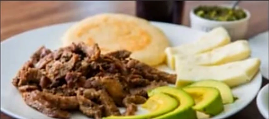 Arepa con cochino, aguacate y queso